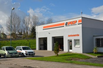 Budova autoservisu a náhradní vozidlo