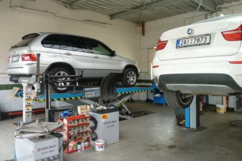 Interiér autoservisu - zvedák