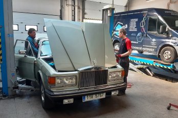 Interiér autoservisu a vůz Mercedes
