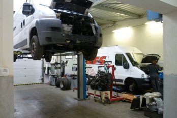 Interiér autoservisu - zvedák