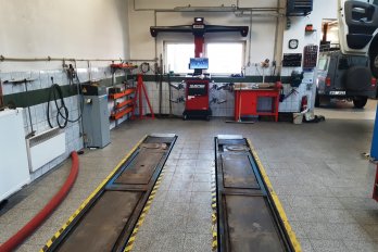 Interiér autoservisu - sklopený zvedák