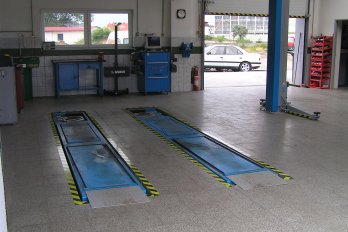 Interiér autoservisu - sklopený zvedák