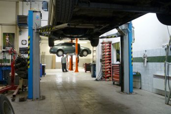 Interiér autoservisu - zvedák