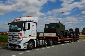 Návěs plošinový s nájezdovými rampami